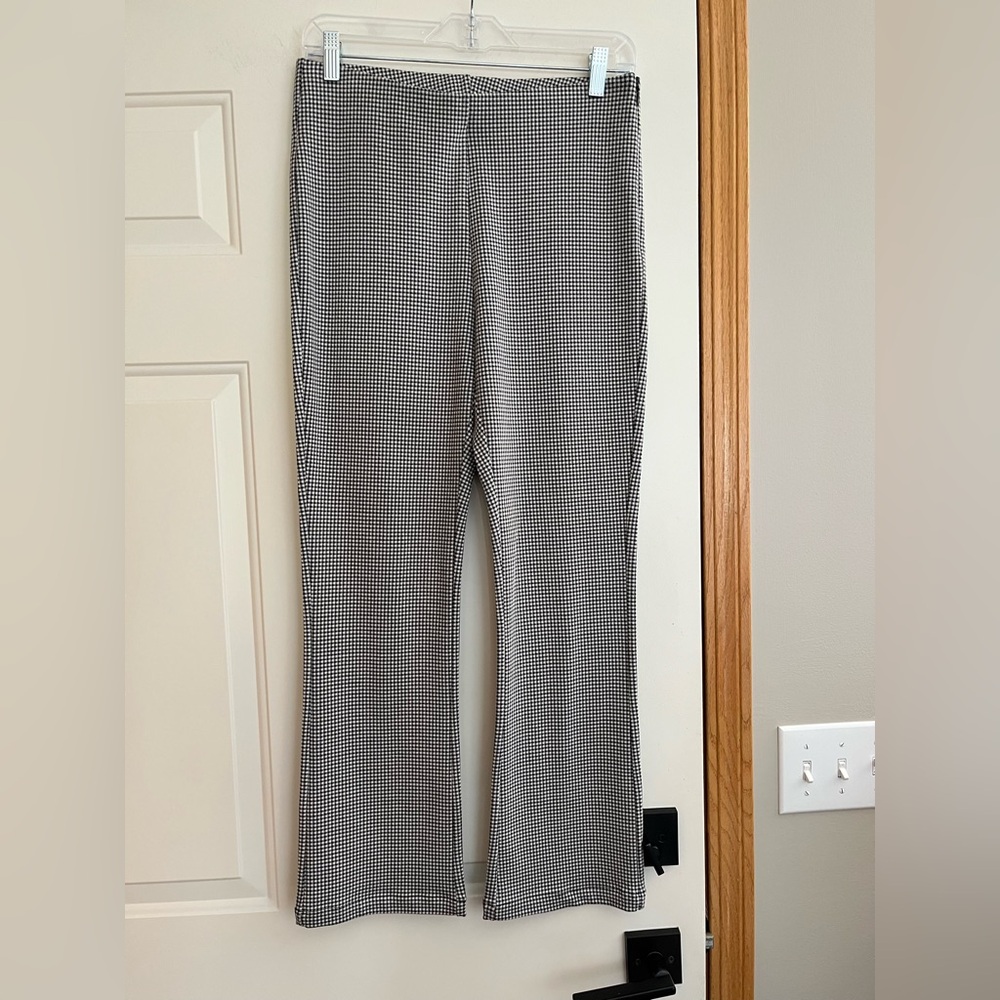 Black and white houndstooth Amuse Society pull on trouser pants. Size medium